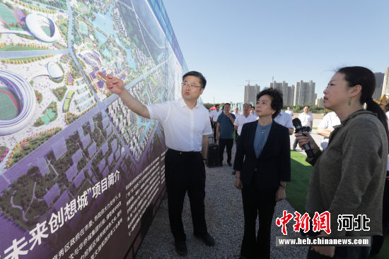 贾瑞生(左一)向保定市委副书记,代市长闫继红(左二)介绍华侨城"未来