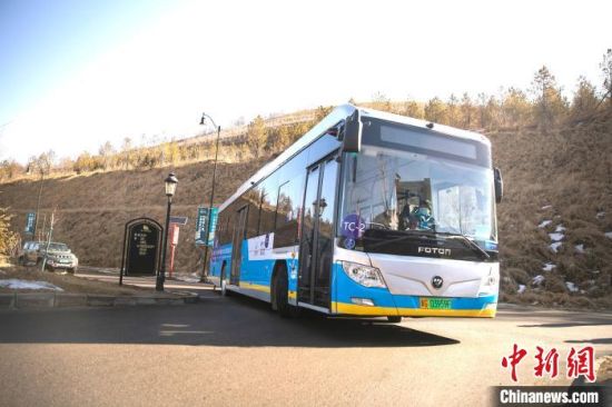 运行中的氢燃料电池公交车. 张家口公交集团供图