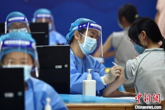 资料图:学生进行新冠疫苗接种.泱波 摄