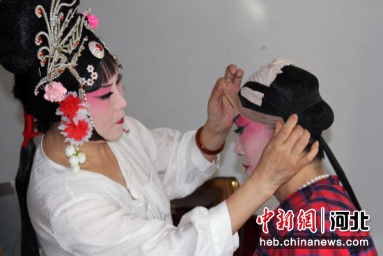 图为荀乡京剧社的演员们正在化妆。刘广和 摄