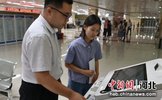 市民在线上办理业务。 李孟泽 摄 市民在线上办理业务。 李孟泽 摄