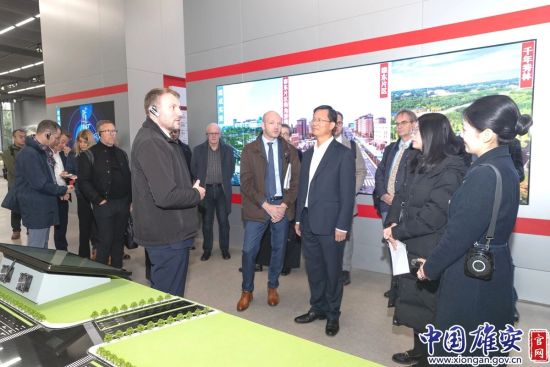 10月24日,德国勃兰登堡州经济、劳动、能源和气候保护部部长丹尼尔·凯勒率代表团参访雄安新区。中国雄安官网牛思佳 摄 10月24日,德国勃兰登堡州经济、劳动、能源和气候保护部部长丹尼尔·凯勒率代表团参访雄安新区。中国雄安官网牛思佳 摄
