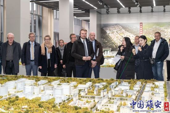 10月24日,德国勃兰登堡州经济、劳动、能源和气候保护部部长丹尼尔·凯勒率代表团参访雄安新区。中国雄安官网牛思佳 摄 10月24日,德国勃兰登堡州经济、劳动、能源和气候保护部部长丹尼尔·凯勒率代表团参访雄安新区。中国雄安官网牛思佳 摄