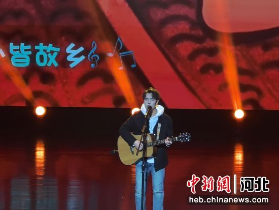 图为鸡泽县春节联欢晚会现场,独唱《致远方游子》。 魏晓 摄 图为鸡泽县春节联欢晚会现场,独唱《致远方游子》。 魏晓 摄