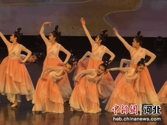 图为鸡泽县春节联欢晚会舞蹈《邯郸学步躧步遥》表演现场。 魏晓 摄 图为鸡泽县春节联欢晚会舞蹈《邯郸学步躧步遥》表演现场。 魏晓 摄