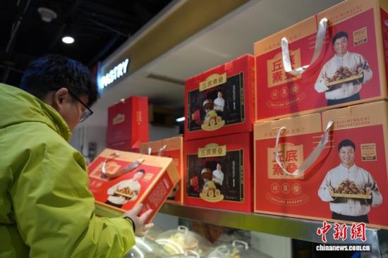 2月18日,农历大年初二,河北邢台隆尧市民在超市选购走礼用的素叠子礼盒。贾静 摄 2月18日,农历大年初二,河北邢台隆尧市民在超市选购走礼用的素叠子礼盒。贾静 摄
