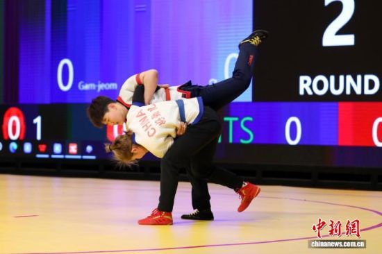 2月19日,2026年河北大厂第四届“京津冀协同发展杯”中国式摔跤赛上,选手正在比赛。 李浩 摄 2月19日,2026年河北大厂第四届“京津冀协同发展杯”中国式摔跤赛上,选手正在比赛。 李浩 摄