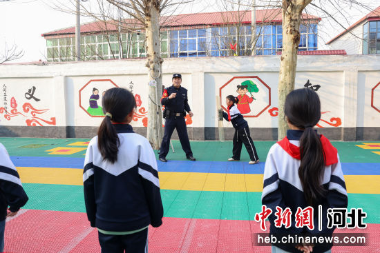 ͼΪʯ��ׯ��վ�񾯽�У԰���ֳ������ʾ���ַ������ĵĹ�����ʹ�ù淶������֯ѧ������ʵ�١��������顣