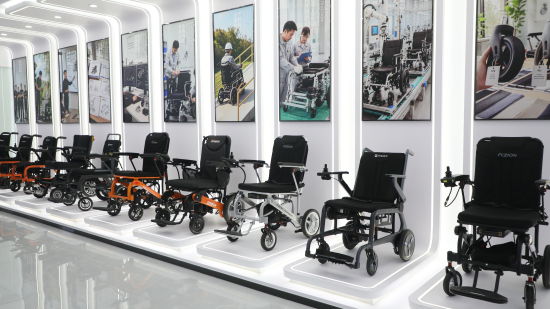 河北冠驰医疗设备公司展厅展出的康复辅具。马超 摄 河北冠驰医疗设备公司展厅展出的康复辅具。马超 摄