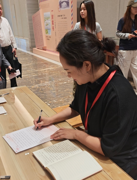 9月21日,石家庄市海外归国青年协会副会长孙新娜在桌前写下“一封家书”。 9月21日,石家庄市海外归国青年协会副会长孙新娜在桌前写下“一封家书”。