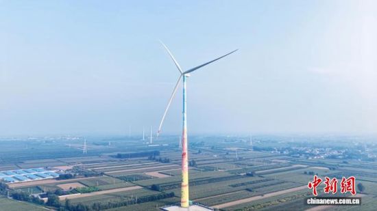 9月29日,河北省石家庄市辛集市,全球最高钢混塔架风电机组完成安装调试,等待并网发电。 范佳浩 摄 9月29日,河北省石家庄市辛集市,全球最高钢混塔架风电机组完成安装调试,等待并网发电。 范佳浩 摄
