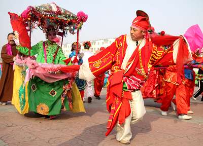 踏着鼓点,和着唢呐节拍