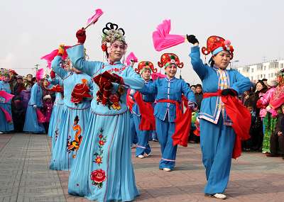 踏着鼓点,和着唢呐节拍