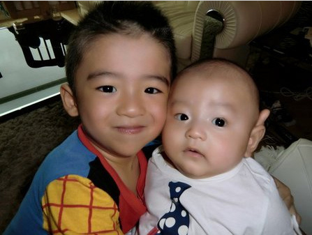 张柏芝小儿子中文名曝光