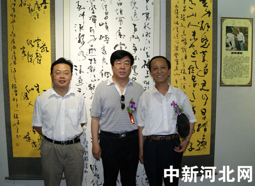 参观贵宾与书法家张建平合影