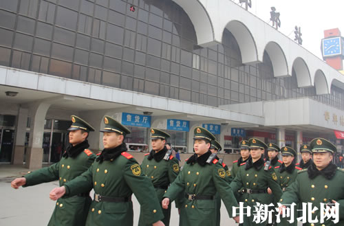 中国新闻网·河北新闻--邯郸武警助阵春运首个