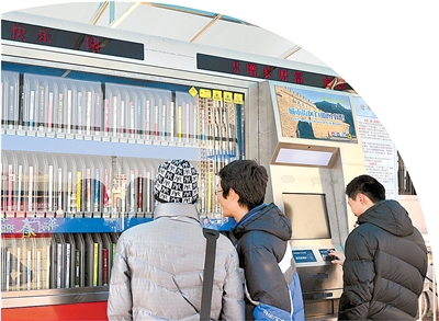 市民正在自助图书馆借阅图书.