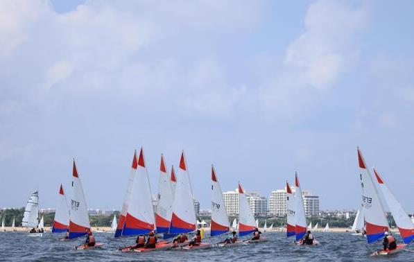 河北秦皇岛：帆船运动受青少年青睐