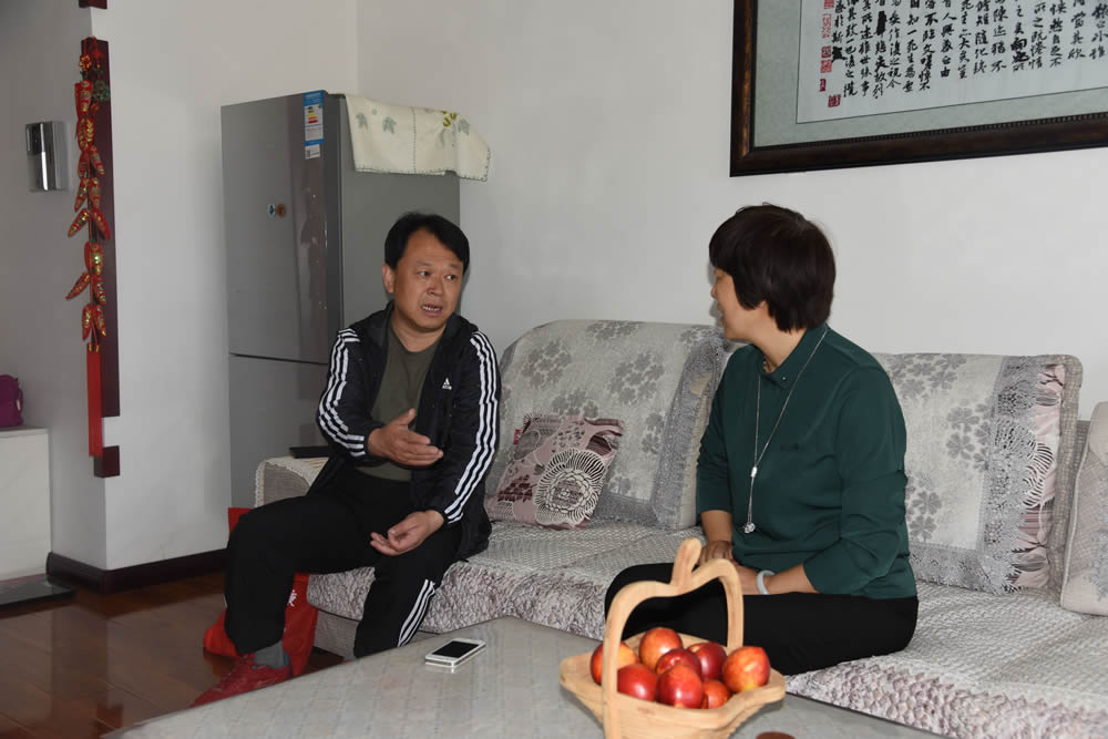 河北卢龙县2300名机关职工走上街头打造文明城