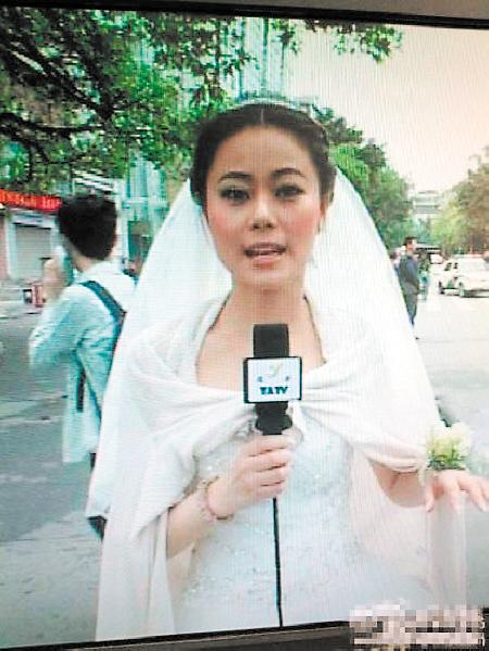 雅安女主播穿着婚纱_四川雅安电视台女主播披婚纱现场播报灾情