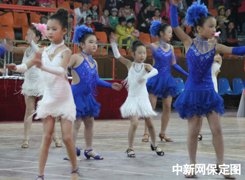 全国旅游城市体育舞蹈公开赛保定开赛(组图)