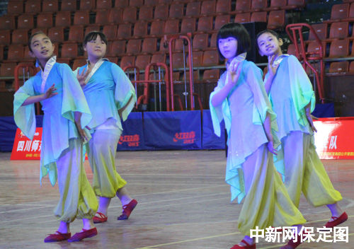 全国旅游城市体育舞蹈公开赛保定开赛(组图)