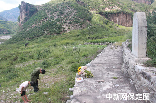 保定涞源县祖孙四代祭英烈 75载写真情(组图)