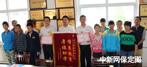 高碑店支教老师搭桥献爱心 百套新桌椅送阜平