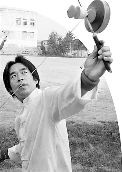 保定吴春鸣:抖空竹抖出七彩生活(图)