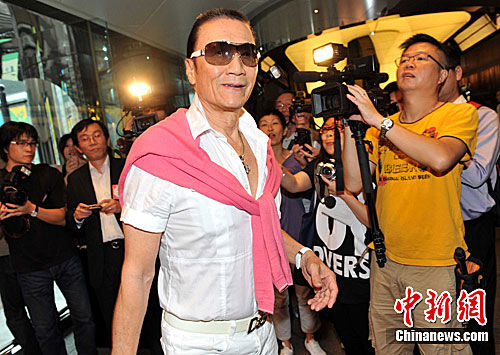 谢霆锋马尾造型 现身  与父亲 谢 贤极像(图)