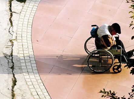 中国机构养老怪象:城市一床难求 乡镇近半闲置
