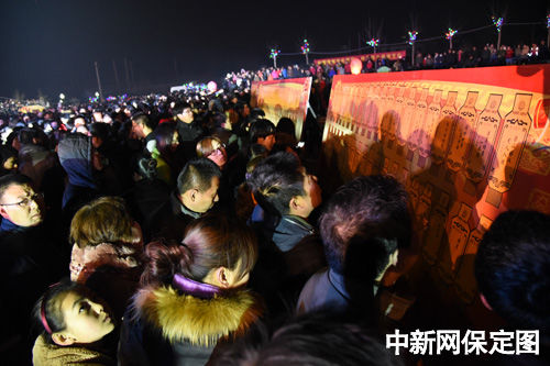 游公园赏花灯 保定望都县举办元宵灯谜大会