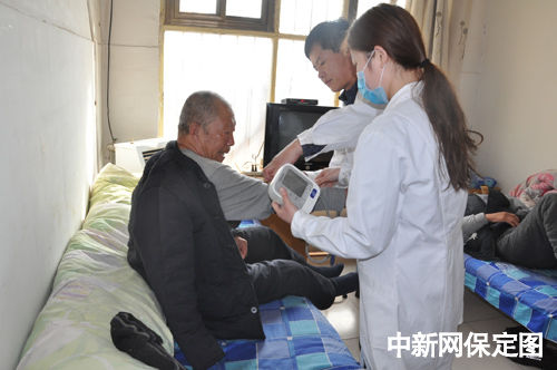 图:顺平县一医院为60名老人义诊