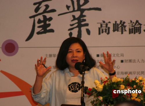 陈文茜公布邮箱后求爱信爆增 爱慕者寄照片表