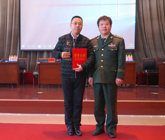 他从事安保工作六年多来,敢于坚持原则,发现问题,及时汇报,将10余起安全隐患消灭在了萌芽中。 2011年12月,一施工队在院内施工时为了抢工期,违章使用电焊明火作业。他发现后及时给予制止。就此,他还给操作人员讲解了动用明火作业的申请程序和电焊明火作业的危险性。为操作人员上了一节消防安全知识课。 2015年7月,县医院为职工建摩托车、自行车棚。在施工过程中,他发现施工单位使用的彩钢中间的保温材料是泡沫,是建筑规范中不可以使用的材料。他马上向院领导进行汇报,施工队负责人找到他说如果更换材料、我们