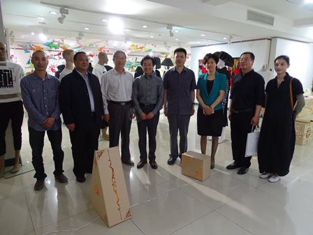 保定市副市长闫立英陪同北京服装学院来宾参观