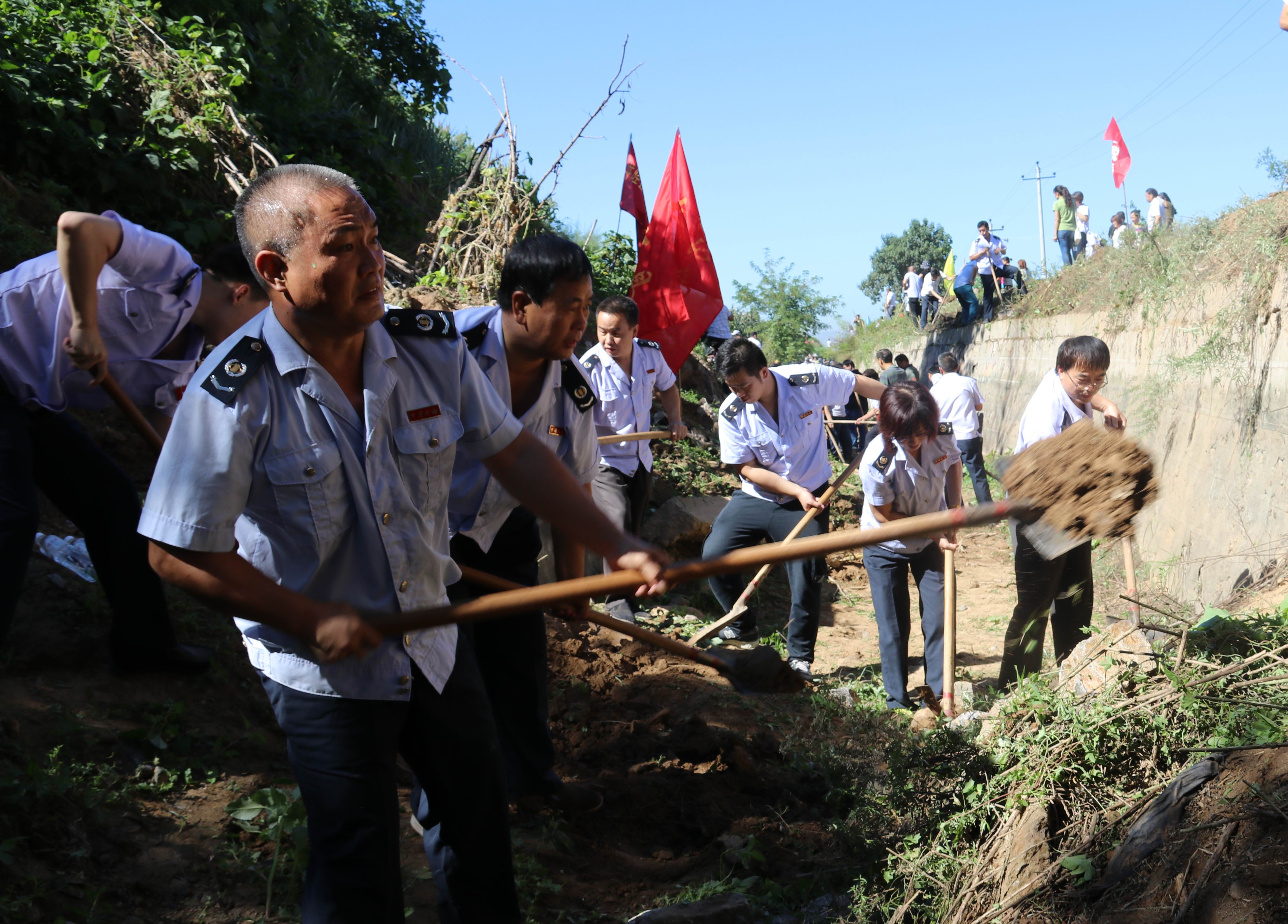 井陉县地税局利用周末时间组织党员干部清理渠
