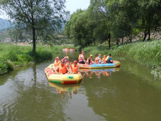 河北邢台大峡谷漂流迎来游客水生态享受