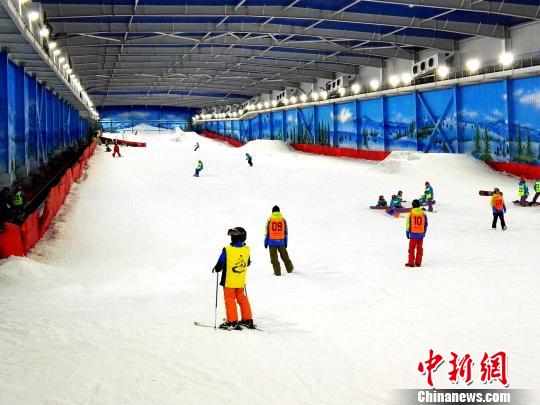 夏日里滑雪爱好者在鹿泉冰雪小镇的室内滑雪场练习 俱凝搏 摄