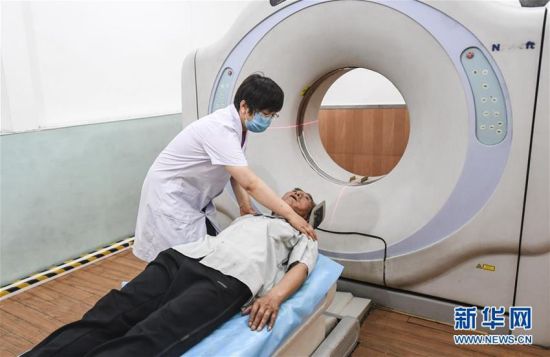 6月19日,河北省阜城县人民医院老年医养护理院的护士在给行动不便的老人喂水。 6月19日,河北省阜城县人民医院老年医养护理院的大夫在为老人做CT检查。 6月19日,河北省阜城县人民医院老年医养护理院的护士在陪老人散步。 6月19日,河北省阜城县人民医院老年医养护理院的老人在做康复训练。