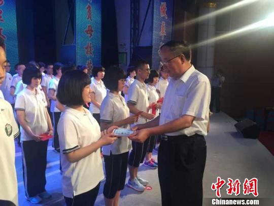 河北衡水中学举行毕业典礼 1979年毕业生赠送