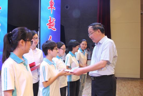 河北衡水一中学校长用近3个小时颁发毕业证 上