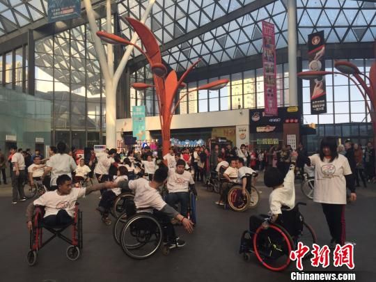 残障青年石家庄演绎 共生舞蹈 :每个人都是独一