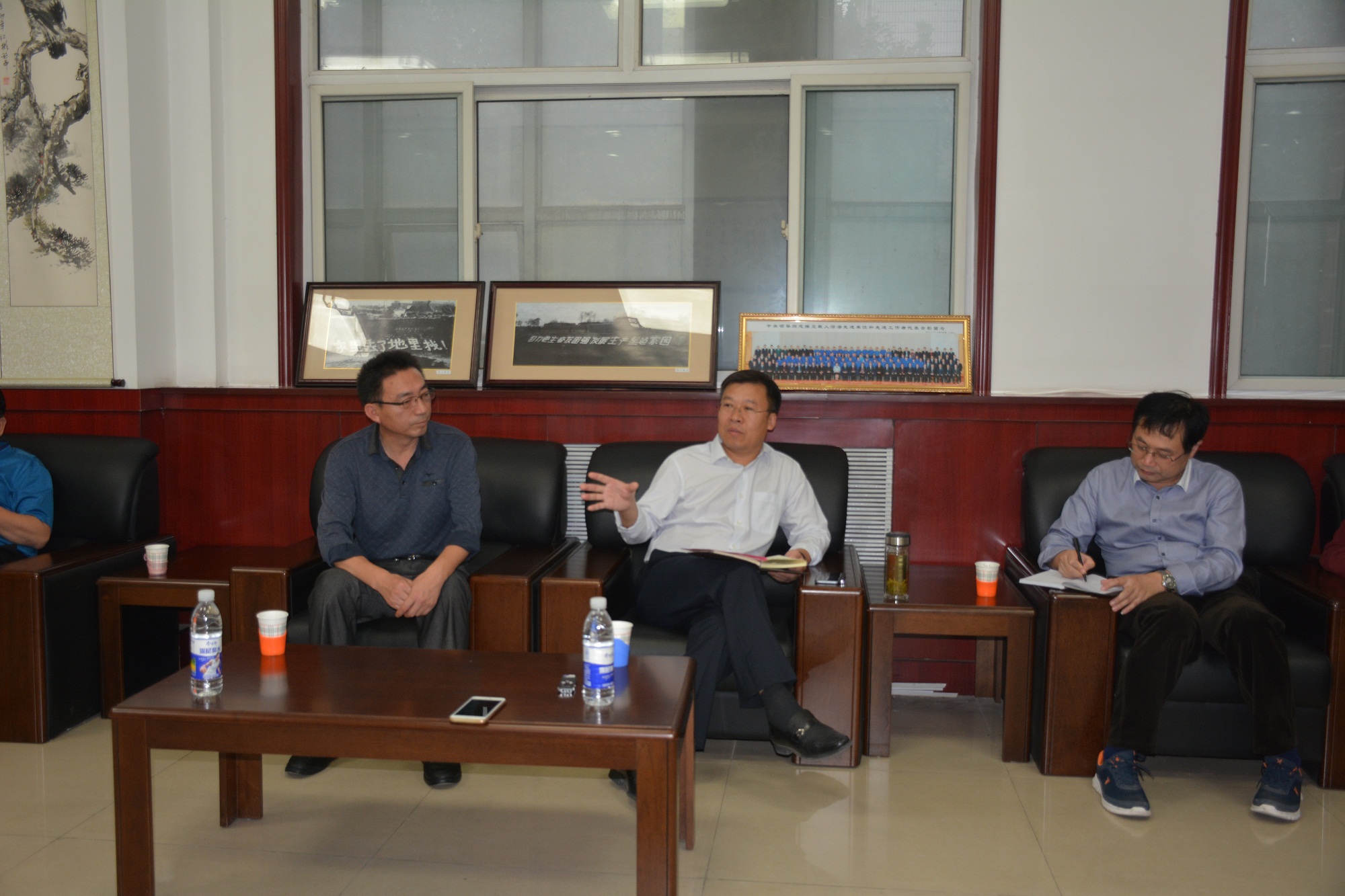 李国印到隆尧一中慰问南通实验班教师