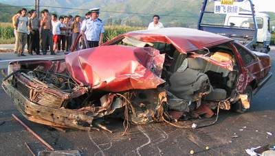 101国道承德段发生车祸 造成两死三伤(图)