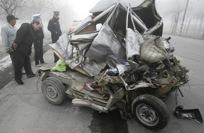 石家庄市鹿泉发重大车祸 2人当场死亡5人受伤