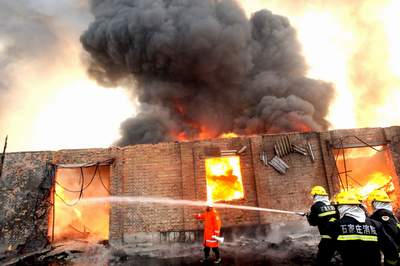 熊熊大火吞噬藁城一蜡厂 过火面积近千平方米