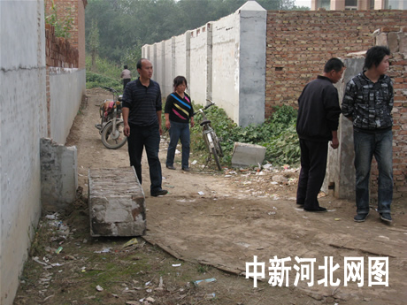 河北邢台平乡王杨村小学校门突然倒塌 致一死