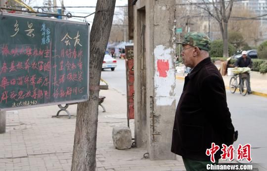 生活不止修车还有诗 六旬修车老人恋上诗词