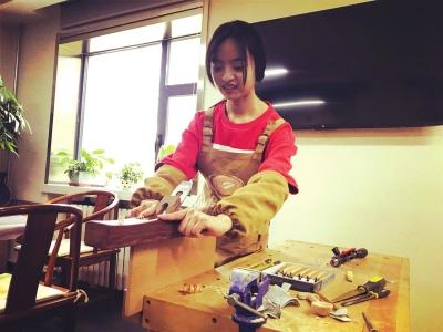 90后女大学生辞职幼师做木匠:简单纯真点好